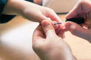 6 remedii pentru unghiile galbene îngroșate