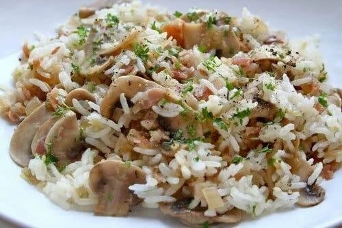 Farfurie cu salată de orez brun