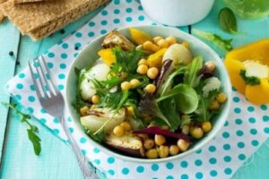 Rețetă de salată de năut și vinete