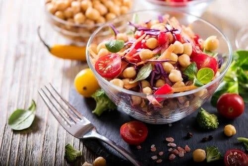Castron cu salată de năut și vinete delicioasă