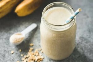 Rețetă de smoothie sățios cu banane și ovăz