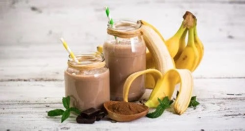 Smoothie sățios cu banane și cacao