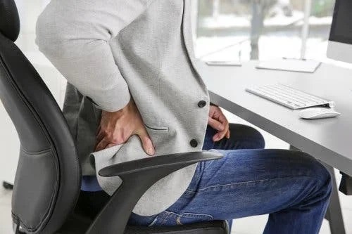 Statul la birou provoacă dureri de spate