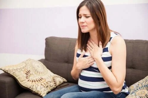 Femeie afectată de arsurile la stomac în sarcină