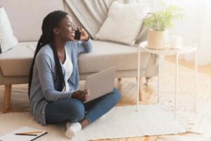 Dezavantajele și avantajele statului pe podea