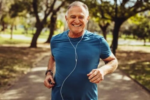 Bărbat care face exerciții de sprint