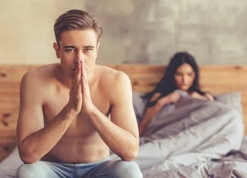 Bărbat care se gândește la iertarea infidelității