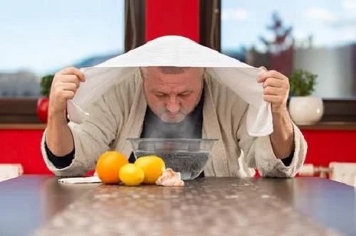 Bărbat care face inhalații