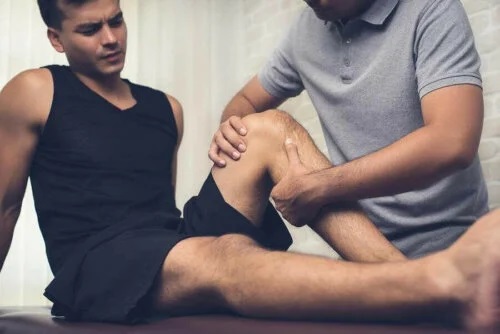 Bărbat care a suferit o întindere