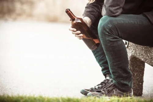 Bărbat care are nevoie de remedii pentru alcoolism