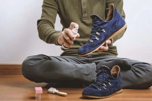 Bărbat care dă cu spray pe pantofi
