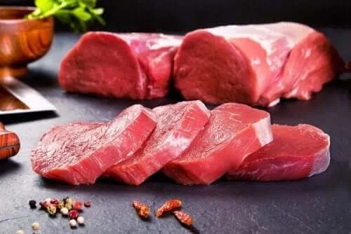 Bucăți de carne roșie