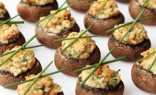 Ciuperci umplute vegane cu arpagic deasupra