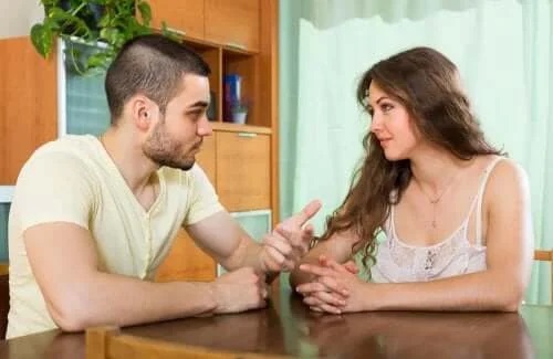 Cuplu care discută despre respingerea partenerului în timpul sarcinii