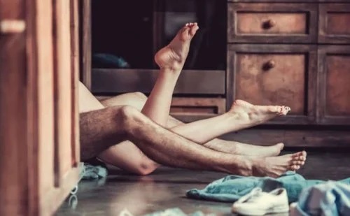 Cuplu care face sex pe podea