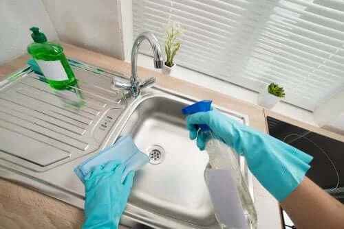 Cum să cureți natural oțelul inoxidabil al chiuvetelor