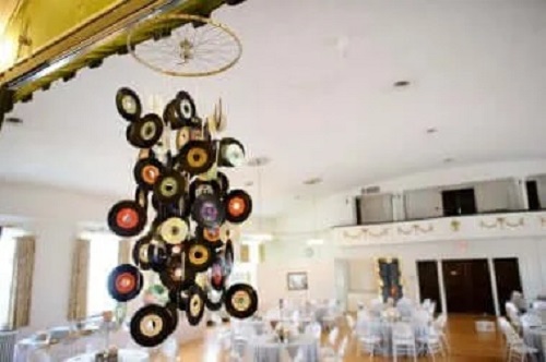 Decorațiuni cu discuri de vinil atârnate