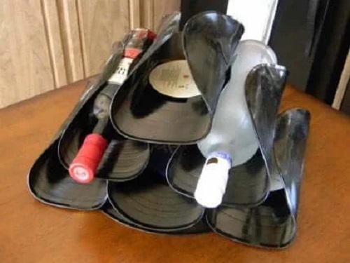 Decorațiuni cu discuri de vinil pentru sticle de vin