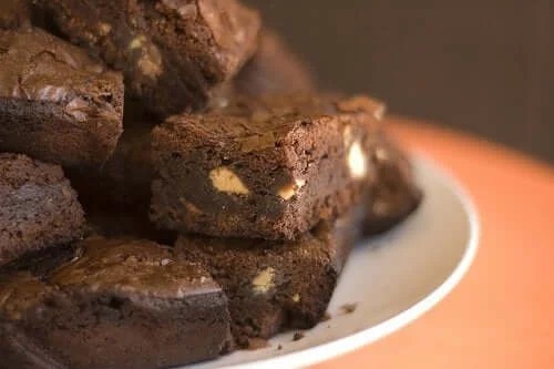 Platou cu deserturi sănătoase cu ciocolată