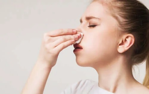 Femeie care se preocupă de eliminarea crustelor din nas