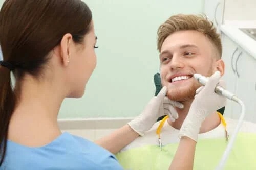 4 modalități ca să elimini tartrul de pe dinți