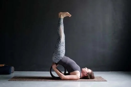 Antrenoare care practică exerciții de yoga pentru odihnă