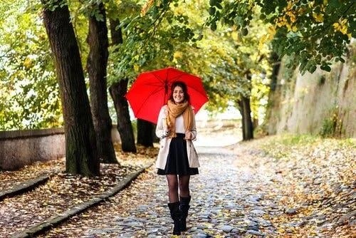 Fată la plimbare în natură
