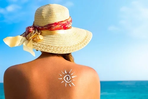 Femeie care consumă alimente bogate în vitamina D