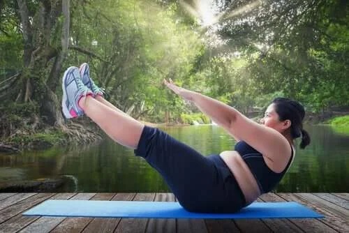 Femeie care face exerciții pentru combaterea obezității