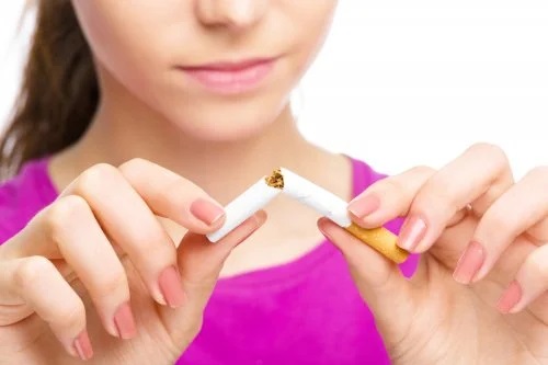 Femeie care renunță la fumat