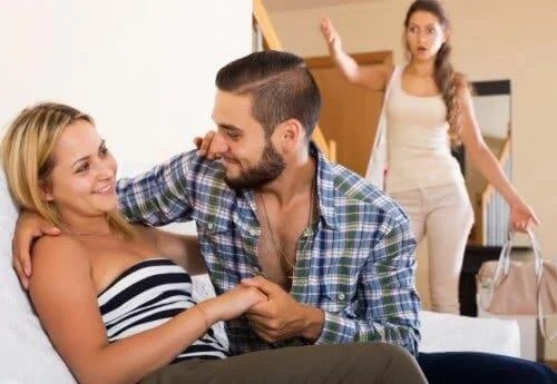 Femeie care știe că iertarea infidelității este greșită