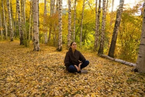 Femeie care se relaxează în pădure