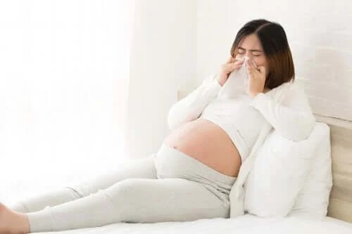 Femeie care experimentează răcelile în sarcină