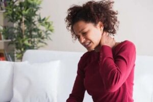 5 remedii naturale pentru torticolis (gât înțepenit)