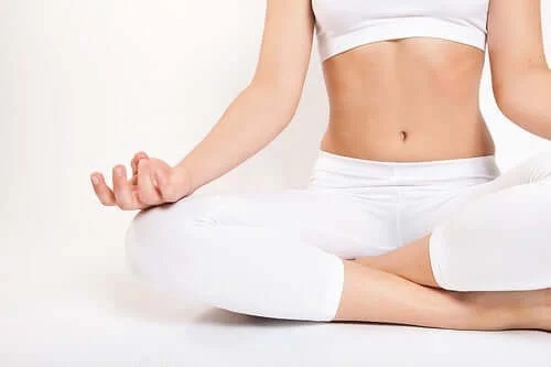 Femeie care face yoga la interior