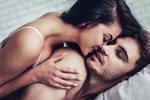 Femeie care cunoaște zonele erogene masculine