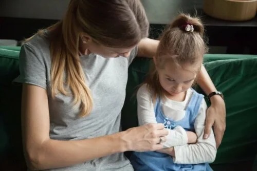Fetiță supărată pe mama ei