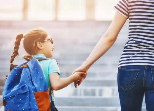 Fetiță care suferă de tulburarea de socializare dezinhibată