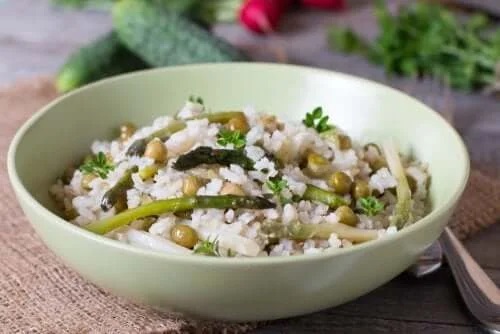 Cum să gătești sănătos orezul cu legume