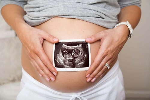 Femeie gravidă care a fost la ecografie