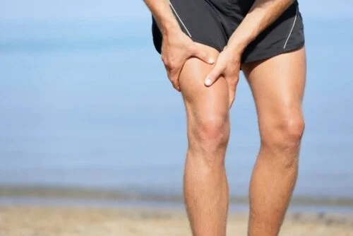 Bărbat afectat de întinderea musculară inghinală