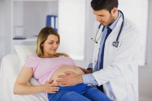 Medic care tratează durerea articulară în sarcină