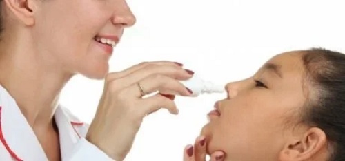 Medic care tratează durerea de cap din sinuzită