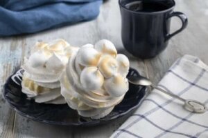 Rețetă de meringue vegan (bezea vegană)