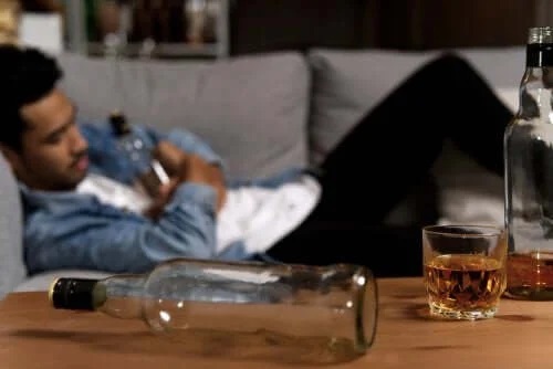 Cum îți ajuți partenerul alcoolic?