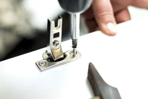 Persoană care desface un șurub