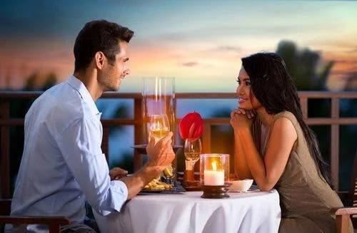 Persoane care discută despre dorința sexuală scăzută