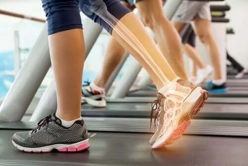 Persoane care fac sport în sală