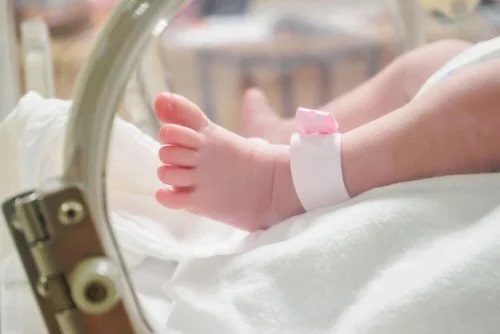 Bebeluș prematur în incubator
