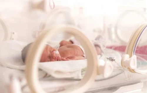 Ce provoacă nașterea prematură?